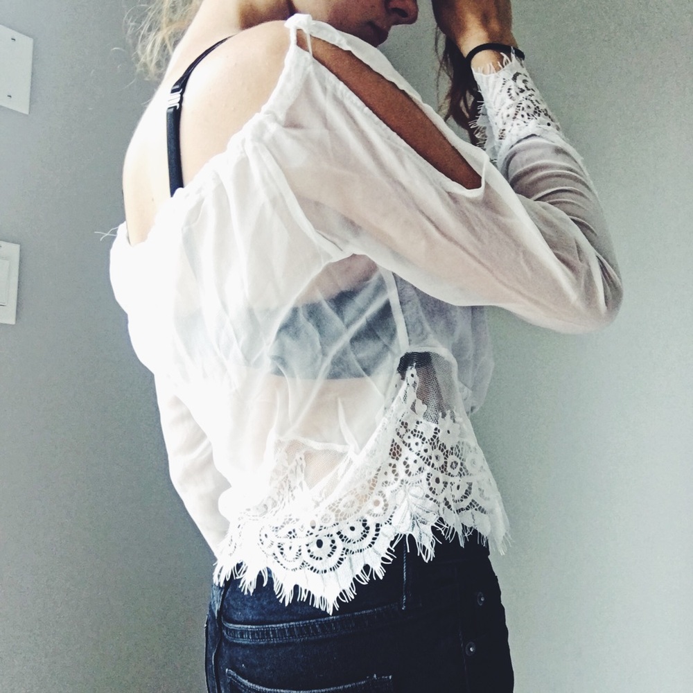 ‼️FINAL SALE‼️WHITE LACE TOP BOHO CROP TOP TASSELS - Picture 6 of 6